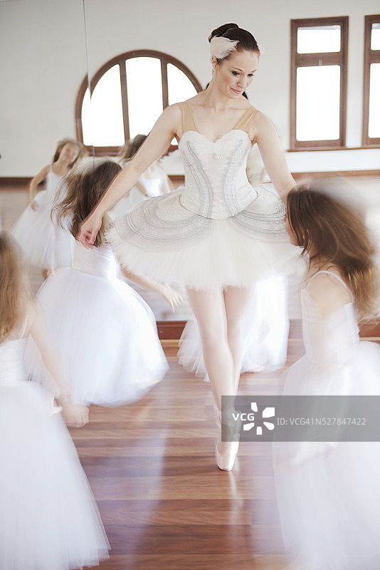 芭蕾舞女在舞蹈工作室教女孩（6-7岁）图片素材