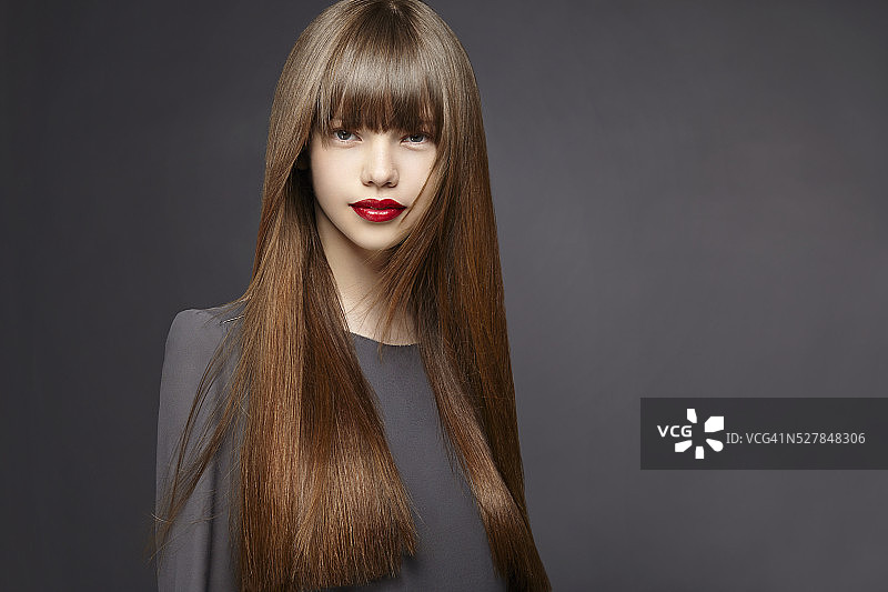 留着棕色长发的年轻女人图片素材