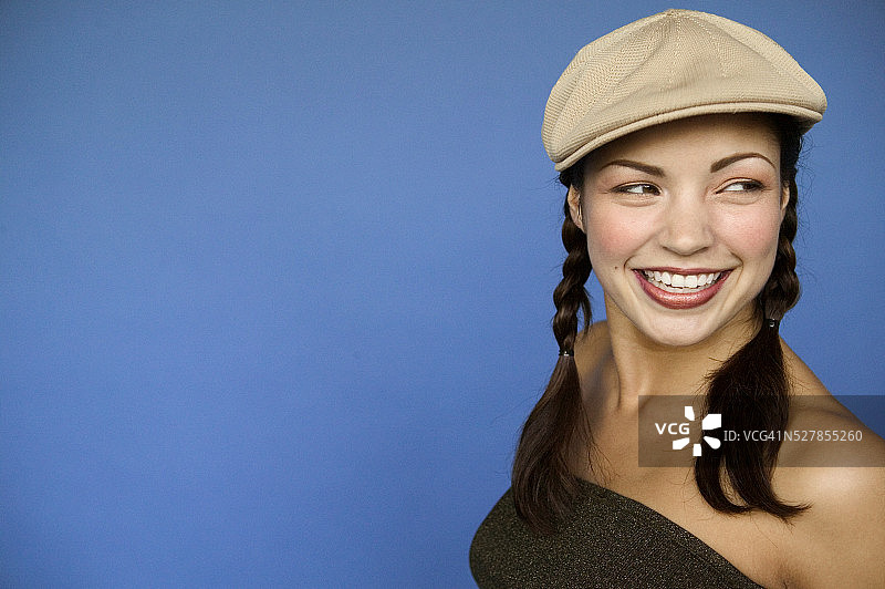 梳着辫子的微笑年轻女人图片素材