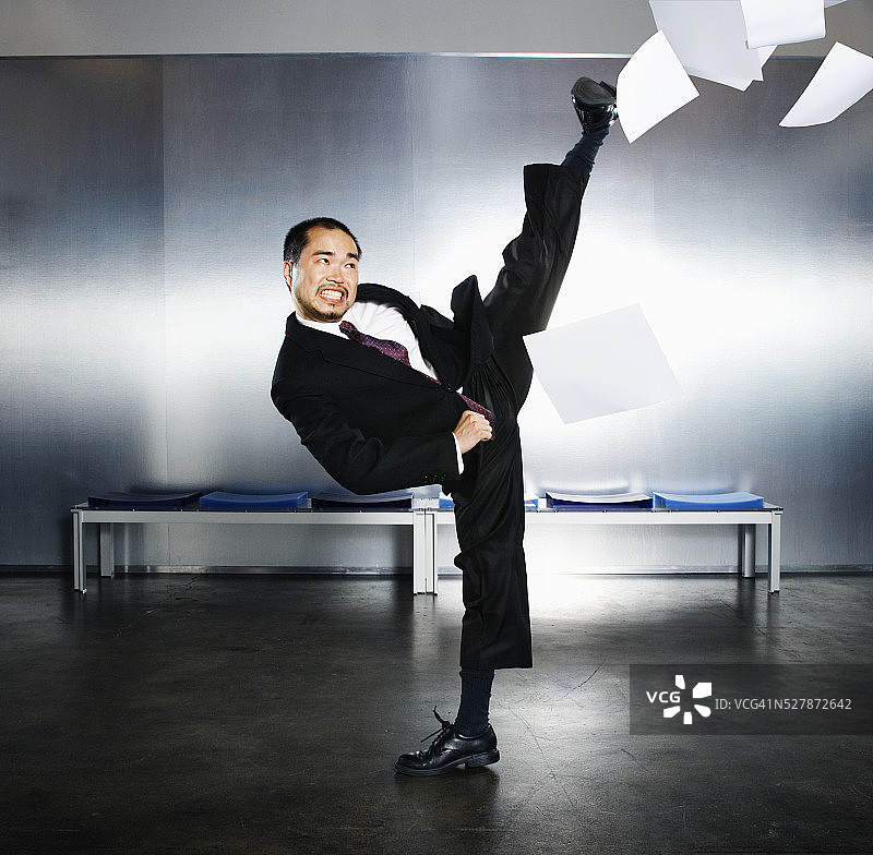 练习空手道的商人图片素材