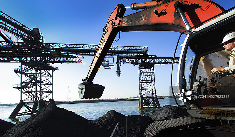 在密西西比河卸载驳船图片素材