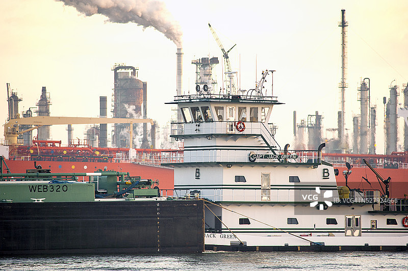 密西西比河上推动驳船的拖船图片素材