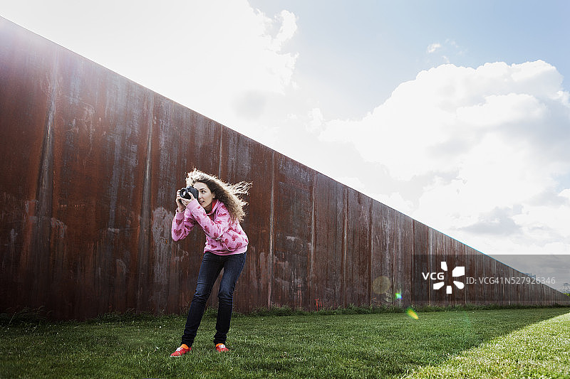 创意女人用数码相机拍照图片素材