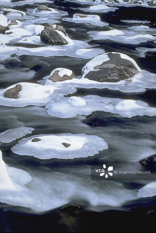 蒙大拿州冰封的河流图片素材