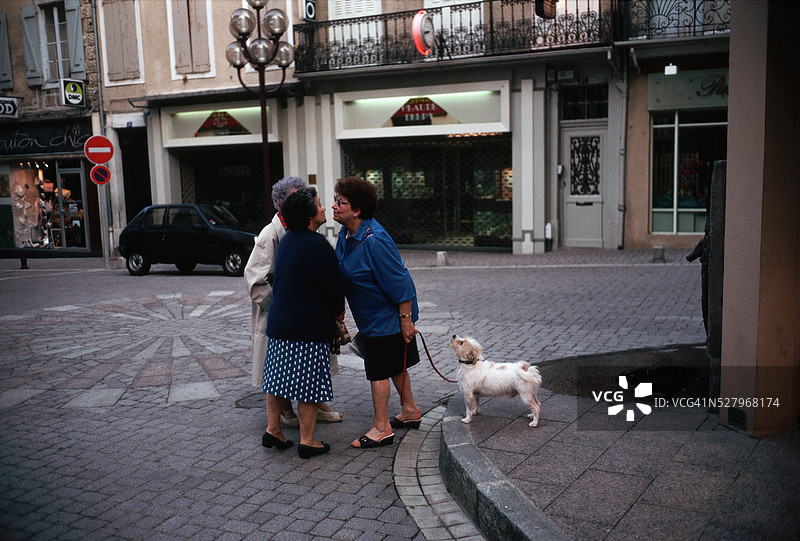 街上交谈的女性图片素材