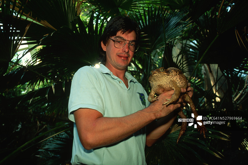 中央公园饲养员与巨型蟾蜍图片素材