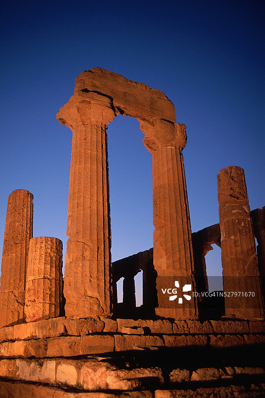 夜晚朱诺神庙的柱子图片素材