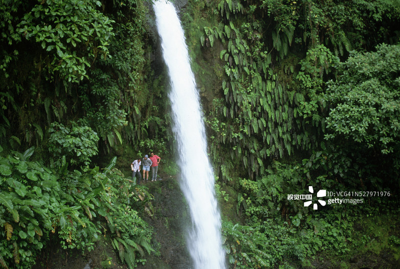 帕兹瀑布的徒步者图片素材