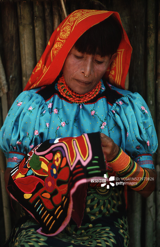 库纳印第安妇女制作莫拉图片素材