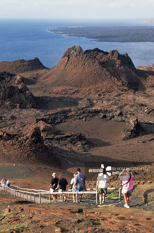 火山步道上的游客图片素材