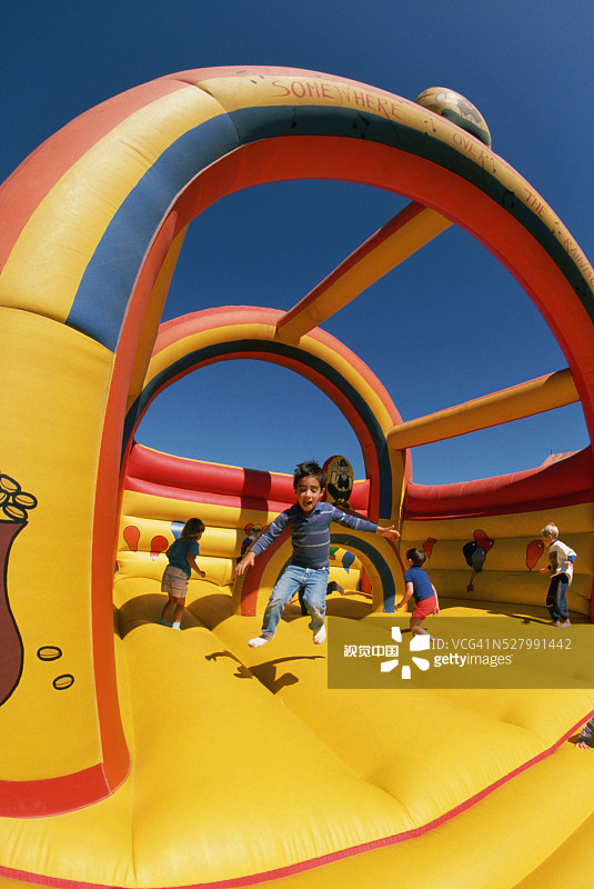 在卡森和巴恩斯马戏团跳跃的儿童图片素材