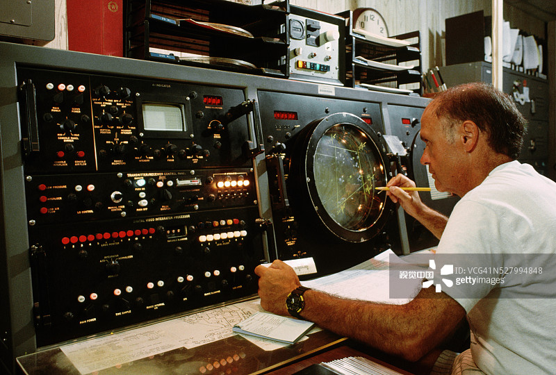 气象学家绘制天气模式图片素材