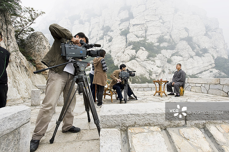 当地电视台摄制组在中国嵩山采访拍摄少林寺释德建图片素材