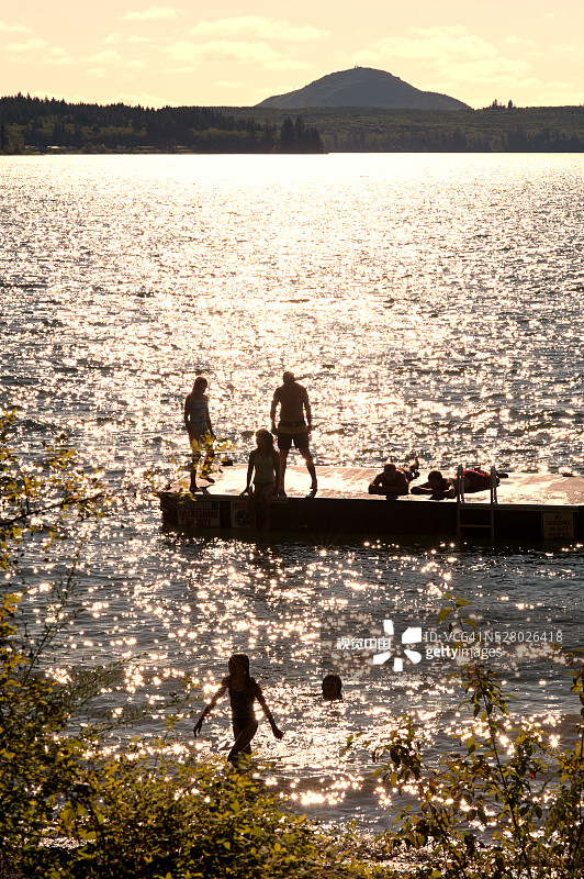华盛顿州奎纳尔特湖上的午后游泳者图片素材
