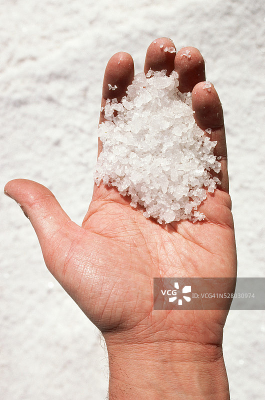 手中的天然盐图片素材