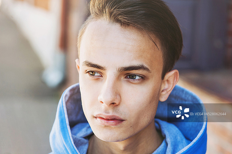 户外年轻男人肖像图片素材