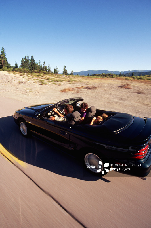 敞篷车中的家庭图片素材