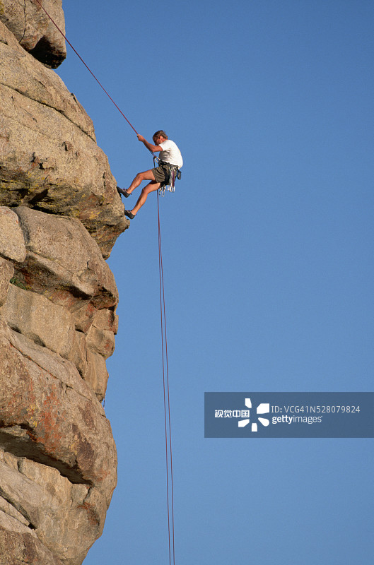 攀岩者从悬崖速降图片素材