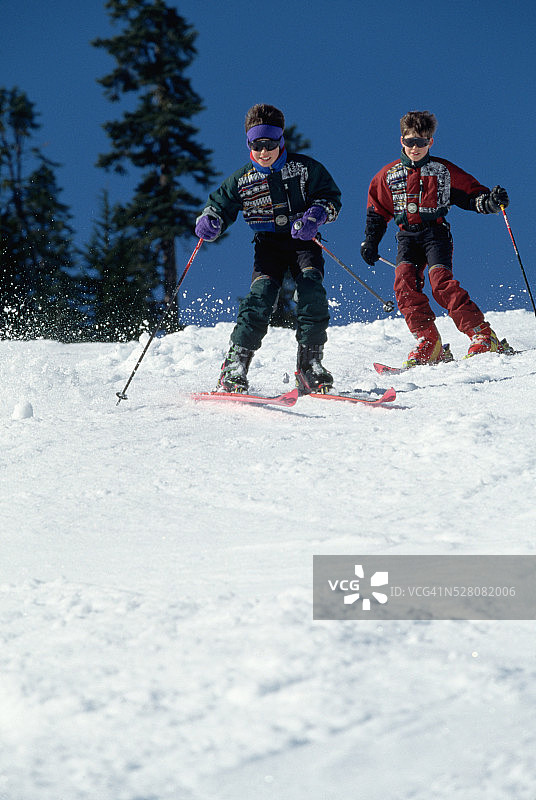兄弟在史蒂文斯山口滑雪图片素材