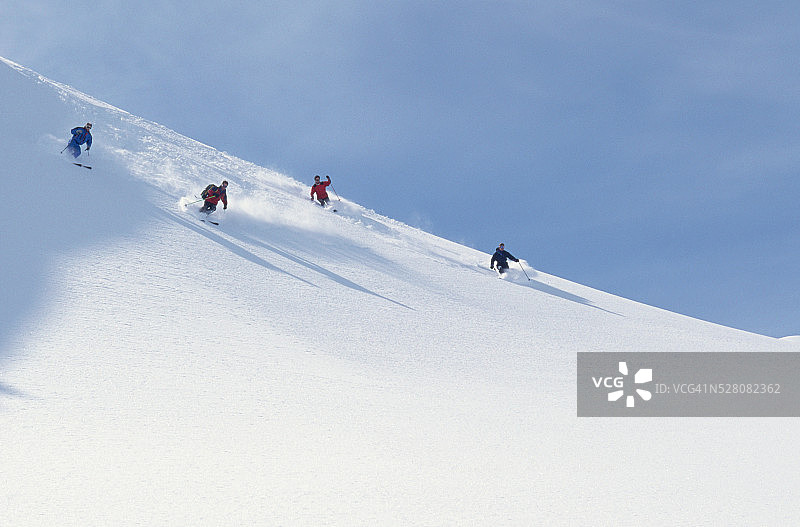 陡坡上的滑雪者图片素材