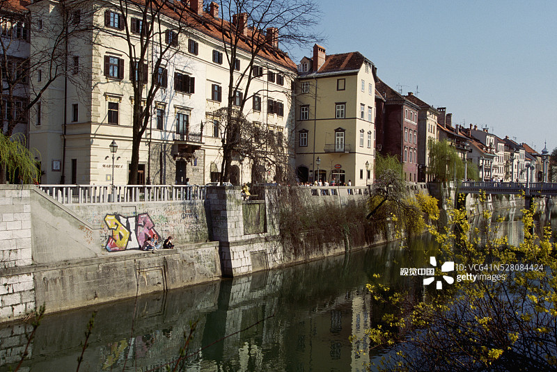 斯洛文尼亚卢布尔雅那河畔的公寓图片素材