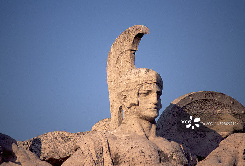 罗马桥上的罗马士兵雕像图片素材