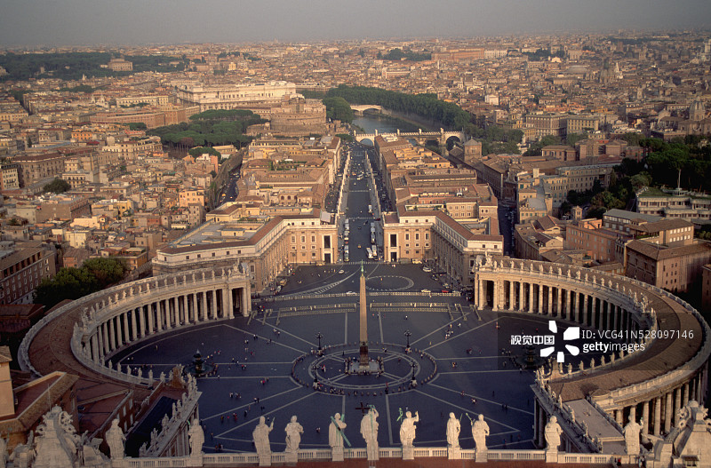圣彼得广场、贝尼尼柱廊与罗马城图片素材