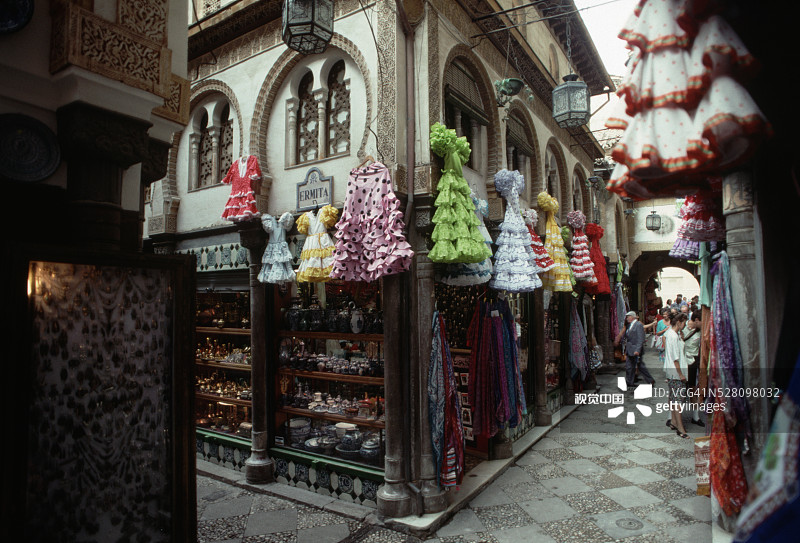 格拉纳达阿尔拜辛区巷道中的裙子图片素材