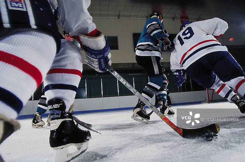 冰球运动员比赛瞬间图片素材