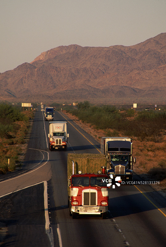 加利福尼亚州10号州际公路上的卡车车队图片素材