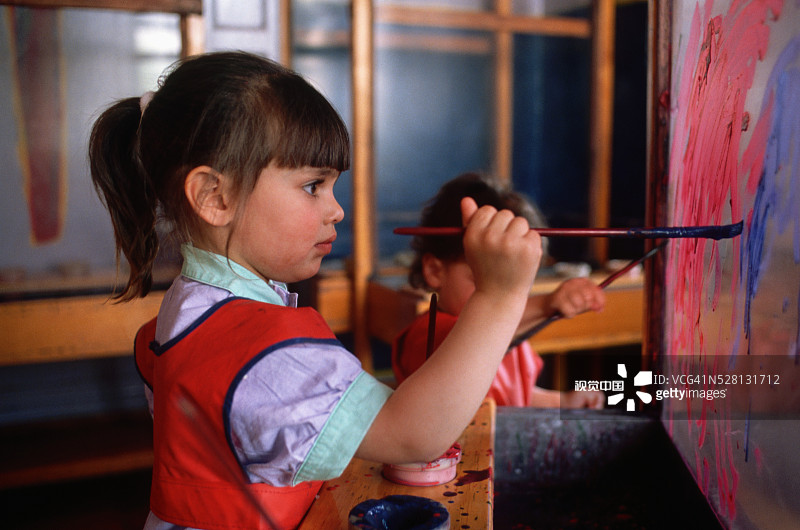 美术课上的学生图片素材