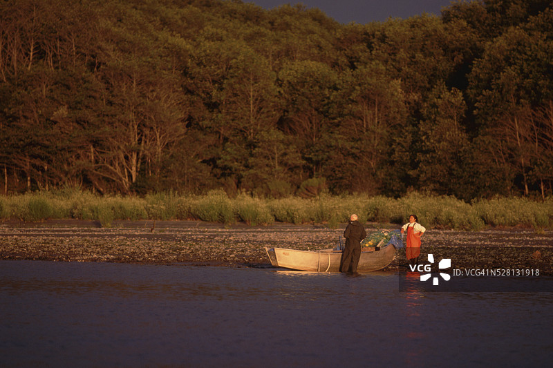 克拉马斯河上的鲑鱼渔民图片素材