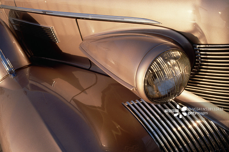 经典车辆乘客侧的车头灯图片素材