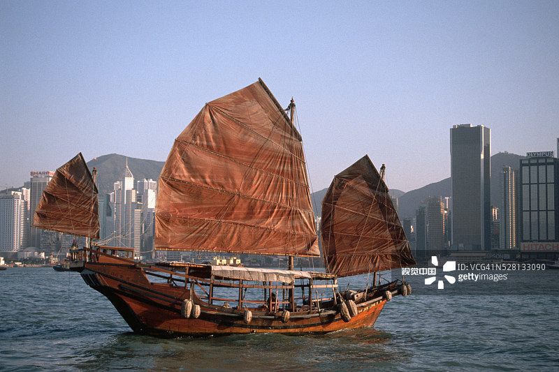 维多利亚港的中国帆船图片素材
