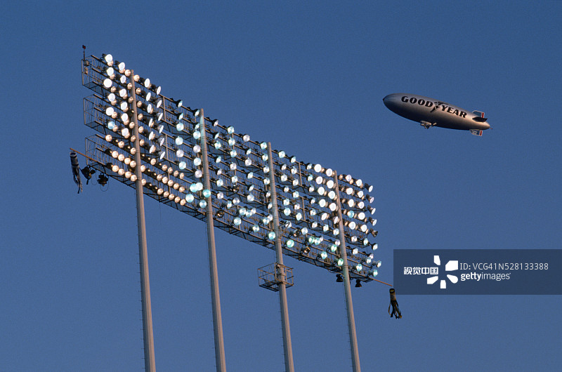 固特异飞艇和体育场灯光图片素材