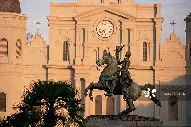 圣路易斯大教堂前的安德鲁·杰克逊骑马雕像图片素材
