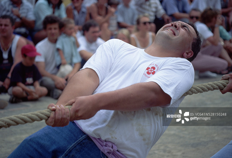 男子在法国参加拔河比赛图片素材