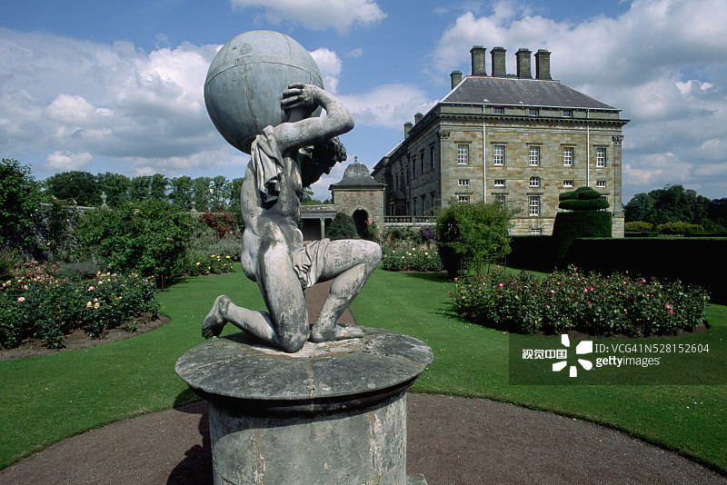 苏格兰金罗斯庄园花园中的阿特拉斯雕像图片素材