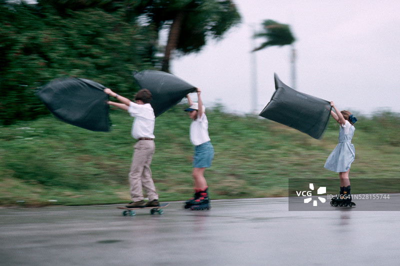 孩子们在风中玩轮滑图片素材