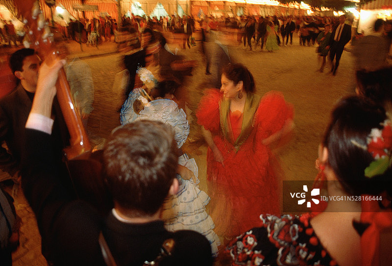 塞维利亚四月节上的弗拉门戈舞者图片素材