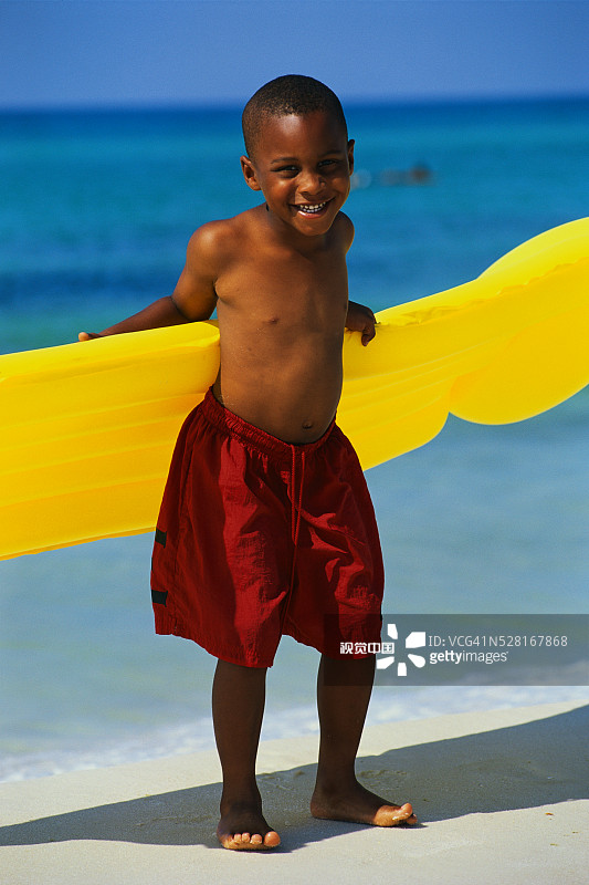 拿着充气床垫的男孩图片素材