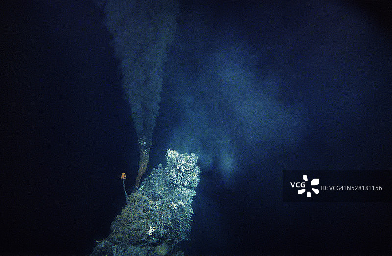 太平洋中的黑色烟囱图片素材
