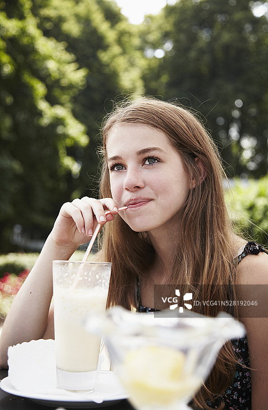 喝香草奶昔的少女肖像图片素材