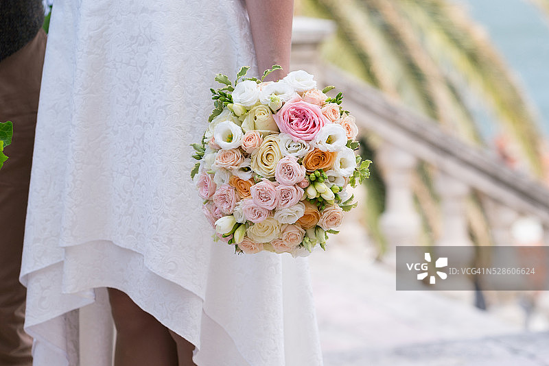 玫瑰、小苍兰、洋桔梗新娘捧花图片素材