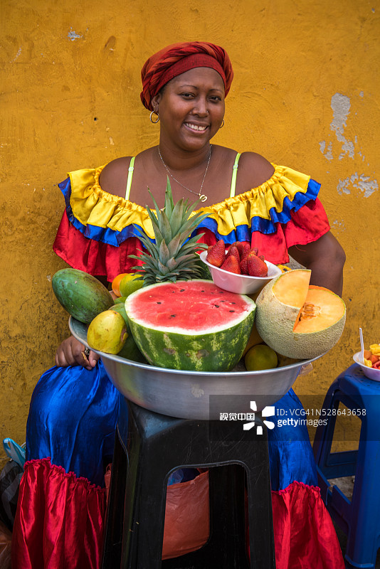 哥伦比亚卡塔赫纳的彩色水果商贩图片素材