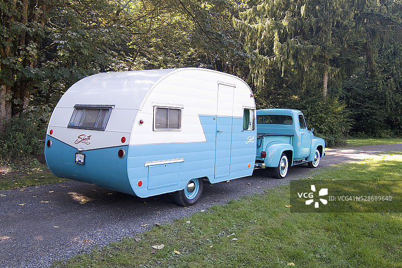 复古福特皮卡牵引Shasta 1500型拖车图片素材