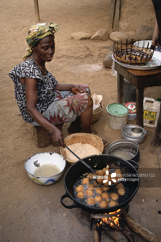 在加纳村庄做饭的女人图片素材