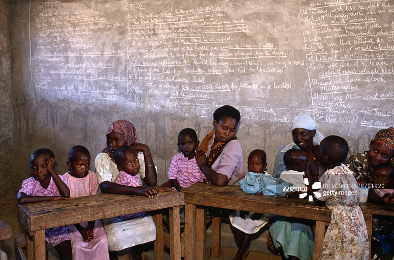 肯尼亚教室里的妇女和儿童图片素材