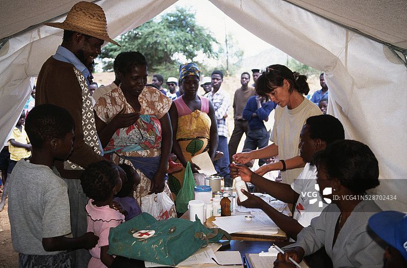 医护人员与难民图片素材