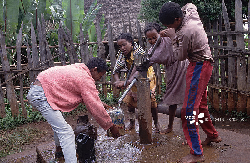 水泵旁的村民图片素材